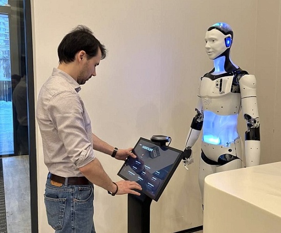 Робот-консьерж начал работу в премиальном ЖК на севере-востоке Москвы